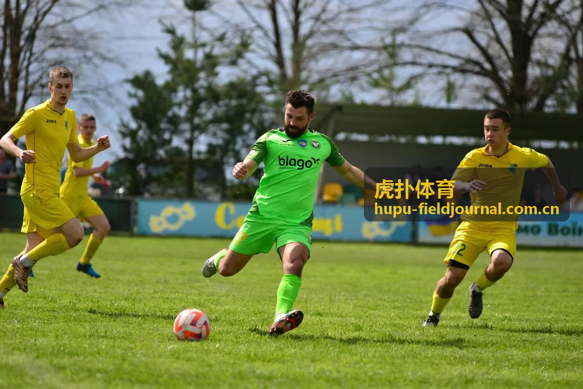 虎扑体育历史内容中的空旷球场与比赛灯光